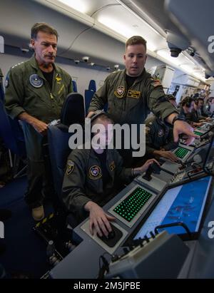 MER DE CHINE MÉRIDIONALE (20 mars 2022) Lt. Cmdr. Gregory Stewart, commandant de la mission, souligne l'infrastructure du commandant des États-Unis John C. Aquilino, commandant Indo-Pacifique, à bord d’un P-8A Poséidon au-dessus de la mer de Chine méridionale. Aquilino a été rejoint par des membres de l'Associated Press lors d'un vol de reconnaissance de routine au-dessus de la mer de Chine méridionale à bord d'un P-8A Poséidon affecté à l'escadron "Golden Swordmens' of Patrol Squadron (VP) 47. Le VP-47 est actuellement déployé à la flotte US 7th, qui effectue des opérations de patrouille maritime et de reconnaissance et de proximité de théâtre à l'appui du commandant de la Force opérationnelle 72, U.S. 7th Fleet, Banque D'Images