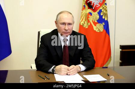 Novo-Ogaryovo, Russie. 29th décembre 2022. Le président russe Vladimir Poutine assiste à la cérémonie de lancement du sous-marin de missiles de croisière à propulsion nucléaire Imperator Aleksandr III via une liaison vidéo depuis la résidence officielle de Novo-Ogaryovo, 29 décembre 2022, en dehors de Moscou, en Russie. La marine russe a reçu la livraison du sixième sous-marin de missiles balistiques de classe Borei et lancé le septième au chantier naval de Sevmash à Severodvinsk. Credit: Mikhail Klimentyev/Kremlin Pool/Alamy Live News Banque D'Images