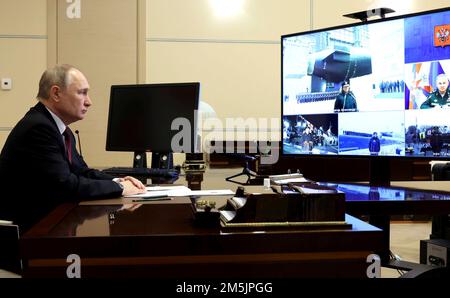 Novo-Ogaryovo, Russie. 29th décembre 2022. Le président russe Vladimir Poutine assiste à la cérémonie de lancement du sous-marin de missiles de croisière à propulsion nucléaire Imperator Aleksandr III via une liaison vidéo depuis la résidence officielle de Novo-Ogaryovo, 29 décembre 2022, en dehors de Moscou, en Russie. La marine russe a reçu la livraison du sixième sous-marin de missiles balistiques de classe Borei et lancé le septième au chantier naval de Sevmash à Severodvinsk. Credit: Mikhail Klimentyev/Kremlin Pool/Alamy Live News Banque D'Images