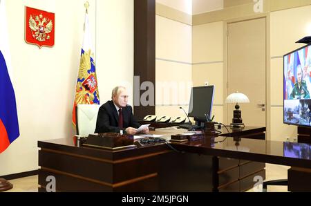 Novo-Ogaryovo, Russie. 29th décembre 2022. Le président russe Vladimir Poutine assiste à la cérémonie de lancement du sous-marin de missiles de croisière à propulsion nucléaire Imperator Aleksandr III via une liaison vidéo depuis la résidence officielle de Novo-Ogaryovo, 29 décembre 2022, en dehors de Moscou, en Russie. La marine russe a reçu la livraison du sixième sous-marin de missiles balistiques de classe Borei et lancé le septième au chantier naval de Sevmash à Severodvinsk. Credit: Mikhail Klimentyev/Kremlin Pool/Alamy Live News Banque D'Images