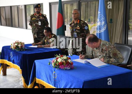 Le général de division Michael Stencel, général adjoint de l'Oregon (à droite), signe le livre d'or officiel au centre de formation à l'opération de soutien de la paix de l'Institut bangladais (BIPSOT) à Dhaka, au Bangladesh, en 20 mars 2022. Des délégués de la Garde nationale de l'Oregon assistent à l'exercice Tiger Lightning 2022, qui est un exercice bilatéral parrainé par les États-Unis Commandement Indo-Pacifique et accueilli par les Forces armées du Bangladesh, renforçant la préparation du Bangladesh en matière de défense, renforçant l'interopérabilité opérationnelle et renforçant le partenariat entre les Forces armées du Bangladesh et la Garde nationale de l'Oregon. (Air National Banque D'Images