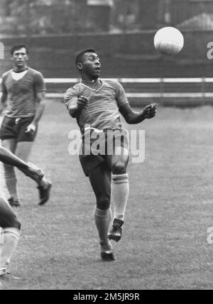 Photo du dossier datée du 24-06-1966 du Pele brésilien en formation au stade de Rugby Park de Kilmarnock pour se préparer à la prochaine coupe du monde en Angleterre. Brésil grand Pele est mort à l'âge de 82 ans, sa famille ont annoncé sur les médias sociaux. Date de publication : jeudi 29 décembre 2022. Banque D'Images