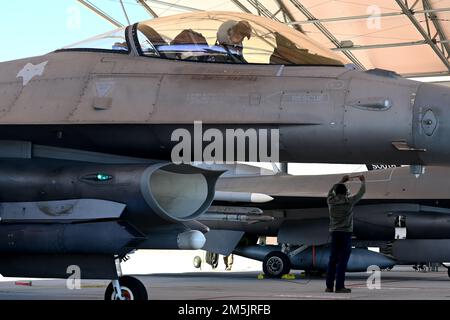 ÉTATS-UNIS Les pilotes de la Force aérienne et l'équipage de sol de l'escadre de combat 169th se préparent au lancement de leurs avions faucon F-16 de la base de la Garde nationale commune McEntyre, en Caroline du Sud, en 20 mars 2022. Banque D'Images