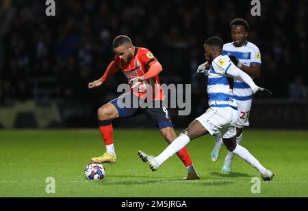 Le Carlton Morris de Luton Town et l'Olamide Shodipo des Queens Park Rangers se battent pour le ballon lors du match de championnat Sky Bet à Loftus Road, Londres. Date de la photo: Jeudi 29 décembre 2022. Banque D'Images