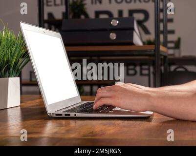 Les mains fonctionnent au clavier de l'ordinateur portable au bureau, en tapant, en travaillant. Photo de haute qualité Banque D'Images
