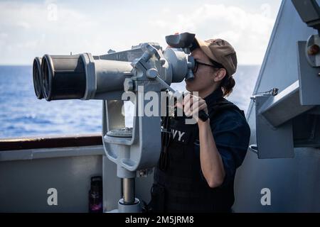 Spécialiste des services de détail DE LA MER DES PHILIPPINES (20 mars 2022) 2nd classe Clara Valle, de Waveland, Mississippi, montre sur l'aile du pont à bord du destroyer à missiles guidés de classe Arleigh Burke USS Dewey (DDG 105) tout en effectuant des opérations de routine en cours dans la zone de responsabilité de la flotte américaine 7th. Dewey est affecté au Destroyer Squadron (DESRON) 15 et est en cours de soutien à un Indo-Pacific libre et ouvert. CTF 71/DESRON 15 est la plus importante force de surface déployée par la Marine et la principale force de surface de la flotte américaine 7th. Banque D'Images