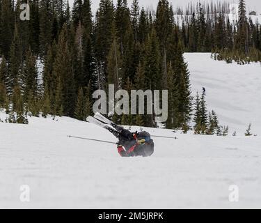 Scyrrus Corregidor, un fantassin affecté au 1st Bataillon, 12th Infantry Regiment, 2nd Stryker Brigade combat Team, 4th Infantry Division, tombe pendant son voyage de ski et de snowboard domaine skiable de Wolf Creek à 19 mars 2022, à Pagosa Springs, Colorado. Grâce aux programmes de famille et de moral, de bien-être social et de loisirs et au programme de meilleures possibilités pour les soldats uniques de l'Armée de terre, 20 soldats d'Ivy ont pu participer au ski et au snowboard tout en recevant des leçons gratuites. Banque D'Images