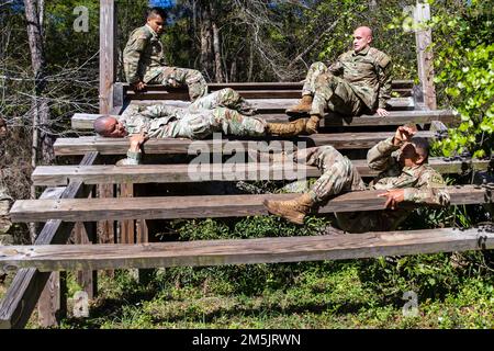 Des soldats de l'armée américaine de la Garde nationale de l'armée de Géorgie parcourent l'obstacle de tisserand lors de l'événement du mille de la Marne lors de la compétition du meilleur guerrier de la garde nationale de Géorgie 2022 à fort Stewart, en Géorgie 20 mars 2022. La compétition du meilleur guerrier teste la préparation et l’adaptation de nos forces, préparant nos gardes de Géorgie à relever les défis imprévisibles d’aujourd’hui. Banque D'Images