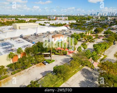 Miami, FL, Etats-Unis - 29 décembre 2022: Photo de drone aérienne du 163rd Street Mall North Miami Beach FL Banque D'Images