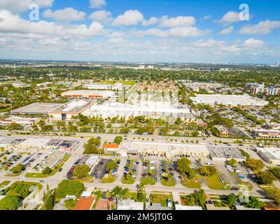 Miami, FL, Etats-Unis - 29 décembre 2022: Photo de drone aérienne du 163rd Street Mall North Miami Beach FL Banque D'Images
