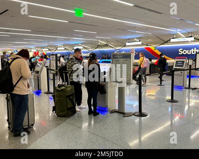 Les passagers enregistrent leurs bagages à la billetterie de Southwest Airlines à l'aéroport international de Los Angeles, le mardi 20 décembre 2022, à Los Angeles. Banque D'Images