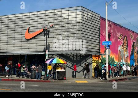 Les gens font la queue devant le magasin communautaire Nike East Los, vendredi 23 décembre 2022, à Los Angeles. Banque D'Images