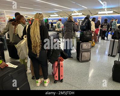 Les passagers enregistrent leurs bagages à la billetterie de Southwest Airlines à l'aéroport international de Los Angeles, le mardi 20 décembre 2022, à Los Angeles. Banque D'Images