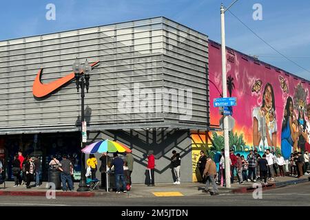 Les gens font la queue devant le magasin communautaire Nike East Los, vendredi 23 décembre 2022, à Los Angeles. Banque D'Images