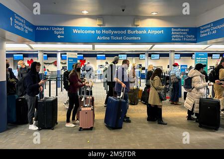 Les passagers font la queue pour enregistrer leurs bagages aux guichets des compagnies aériennes American, Delta et Alaska à l'aéroport Hollywood Burbank, samedi 24 décembre 2022, à Burbank, Etalonnage Banque D'Images