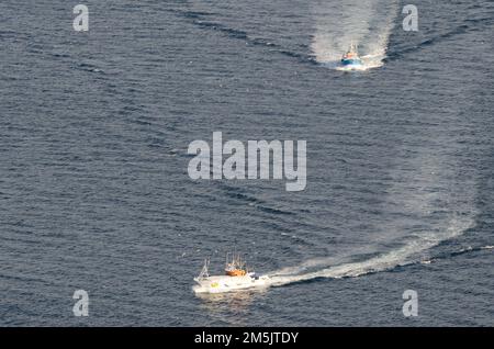 Rausu, 28 novembre 2017: Vue des bateaux de pêche retournant au port. Péninsule de Shiretoko. Sous-préfecture de Nemuro. Hokkaido. Japon. Banque D'Images