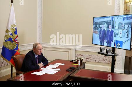 Saint-Pétersbourg, Russie. 28th décembre 2022. Le président russe Vladimir Poutine participe à un lancement cérémonial pour la production à l'usine Titan-Polymer, à 28 décembre 2022, à Saint-Pétersbourg, en Russie. La nouvelle usine de fabrication remplace les produits importés arrêtés par des sanctions économiques. Credit: Mikhail Klimentyev/Kremlin Pool/Alamy Live News Banque D'Images