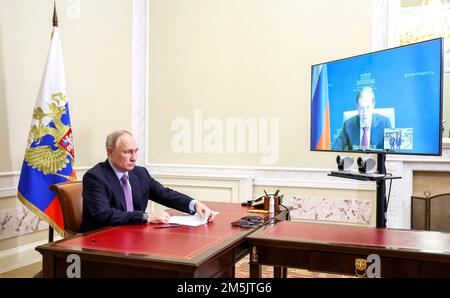 Saint-Pétersbourg, Russie. 28th décembre 2022. Le président russe Vladimir Poutine participe à un lancement cérémonial pour la production à l'usine Titan-Polymer, à 28 décembre 2022, à Saint-Pétersbourg, en Russie. La nouvelle usine de fabrication remplace les produits importés arrêtés par des sanctions économiques. Credit: Mikhail Klimentyev/Kremlin Pool/Alamy Live News Banque D'Images