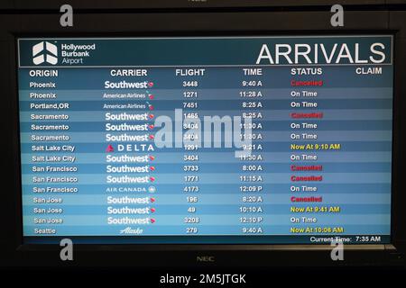 Un moniteur d'information de vol des arrivées avec des vols à l'heure, retardés et annulés pour Southwest, Delta, American et Alaska Airlines à l'aéroport Hollywood Burbank, lundi 26 décembre 2022, à Burbank, Etalonnage Banque D'Images