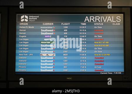 Un moniteur d'information de vol des arrivées avec des vols à l'heure, retardés et annulés pour Southwest, Delta, American et Alaska Airlines à l'aéroport Hollywood Burbank, lundi 26 décembre 2022, à Burbank, Etalonnage Banque D'Images