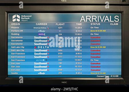 Un moniteur d'information de vol des arrivées avec des vols à l'heure, retardés et annulés pour les compagnies aériennes Southwest, American, Alaska, Delta et Avelo à l'aéroport Hollywood Burbank, jeudi 29 décembre 2022, à Burbank, Etalonnage Banque D'Images