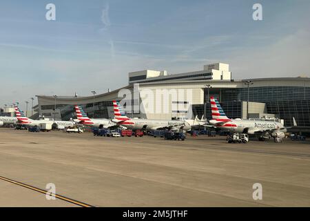 Les avions d'American Airlines stationnés aux portes d'embarquement de l'aéroport international de Dallas Forth Worth, jeudi 29 décembre 2022, à Dallas. Banque D'Images