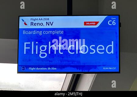 Un message de fermeture de vol sur le panneau de surveillance de combat pour le vol 2538 d'American Airlines à Reno, Nev. à la porte C6 à l'aéroport international de Dallas Forth Worth, jeudi 29 décembre 2022, à Dallas. Banque D'Images