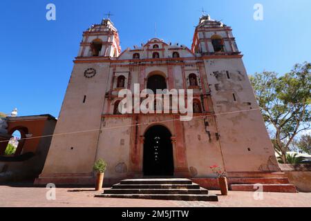 Vue générale de la façade principale de l'église de San Jeronimo Tlacochahuaya, située dans la municipalité de San Jerónimo Tlacochahuaya, à 21 km de la capitale de l'État d'Oaxaca. (Photo d'Eyepix/Sipa USA) crédit: SIPA USA/Alay Live News Banque D'Images