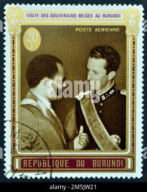 Timbre-poste annulé imprimé par le Burundi, qui montre le président Micombero, visite du roi Baudouin, vers 1969. Banque D'Images