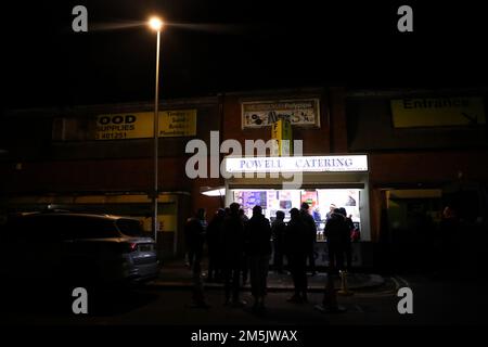 Les fans prennent un morceau pour manger à l'extérieur du sol avant le match du championnat Sky Bet à Bloomfield Road, Blackpool. Date de la photo: Jeudi 29 décembre 2022. Banque D'Images