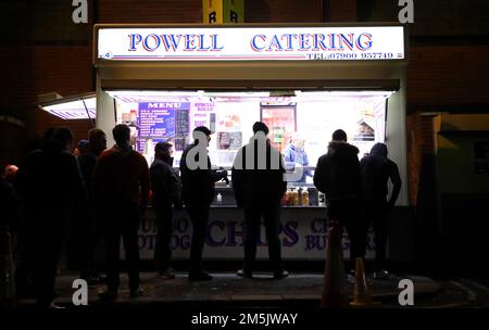 Les fans prennent un morceau pour manger à l'extérieur du sol avant le match du championnat Sky Bet à Bloomfield Road, Blackpool. Date de la photo: Jeudi 29 décembre 2022. Banque D'Images