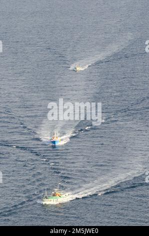 Rausu, 28 novembre 2017: Vue des bateaux de pêche retournant au port. Péninsule de Shiretoko. Sous-préfecture de Nemuro. Hokkaido. Japon. Banque D'Images