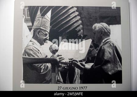 Italie, Rome, Vatican, 2022/12/29 . En apprenant les nouvelles de l'aggravation de l'état de santé du Pape émérite, la communauté de la paroisse de Santa Maria Consolatrice à Casal Bertone, dont en 1977 le Cardinal Joseph Ratzinger était nommé titulaire, Prendre possession du titre le 15 octobre de cette année a célébré une messe et la récitation du Rosaire sous la photo de Marie Consolatrice à laquelle le Pape Benoît est consacré, Rome . Photo par Alessia Giuliani/Catholic Press photos . LIMITÉ À UNE UTILISATION ÉDITORIALE - PAS DE MARKETING - PAS DE CAMPAGNES PUBLICITAIRES. Banque D'Images