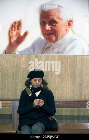 Italie, Rome, Vatican, 2022/12/29 . En apprenant les nouvelles de l'aggravation de l'état de santé du Pape émérite, la communauté de la paroisse de Santa Maria Consolatrice à Casal Bertone, dont en 1977 le Cardinal Joseph Ratzinger était nommé titulaire, Prendre possession du titre le 15 octobre de cette année a célébré une messe et la récitation du Rosaire sous la photo de Marie Consolatrice à laquelle le Pape Benoît est consacré, Rome . Photo par Alessia Giuliani/Catholic Press photos . LIMITÉ À UNE UTILISATION ÉDITORIALE - PAS DE MARKETING - PAS DE CAMPAGNES PUBLICITAIRES. Banque D'Images