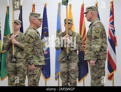 Le général de division William Blaylock II, commandant général de la 35th Division d'infanterie, et le commandant Steven Stuenkel, commandant du sergent de commandement, 35th Division d'infanterie, assument le commandement de la Force opérationnelle Spartan de la 29th Division d'infanterie de la Garde nationale de l'Armée de Virginie, sur le camp Arifjan, Koweït, 20 mars 2022. Banque D'Images