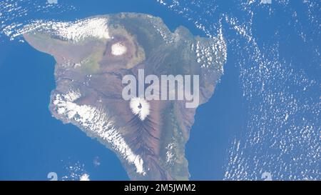 Atmosphère terrestre. 27th décembre 2022. Les sommets enneigés de deux volcans différents sur l'île d'Hawaï, Mauna Loa, un volcan actif (en bas), et Mauna Kea, un volcan dormant (en haut), sont illustrés à partir de la Station spatiale internationale alors qu'elle était en orbite à 258 miles au-dessus de l'océan Pacifique. Credit: NASA/ZUMA Press Wire Service/ZUMAPRESS.com/Alamy Live News Banque D'Images