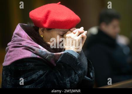 Italie, Rome, Vatican, 2022/12/29 . En apprenant les nouvelles de l'aggravation de l'état de santé du Pape émérite, la communauté de la paroisse de Santa Maria Consolatrice à Casal Bertone, dont en 1977 le Cardinal Joseph Ratzinger était nommé titulaire, Prendre possession du titre le 15 octobre de cette année a célébré une messe et la récitation du Rosaire sous la photo de Marie Consolatrice à laquelle le Pape Benoît est consacré, Rome . Photo par Alessia Giuliani/Catholic Press photos . LIMITÉ À UNE UTILISATION ÉDITORIALE - PAS DE MARKETING - PAS DE CAMPAGNES PUBLICITAIRES. Banque D'Images