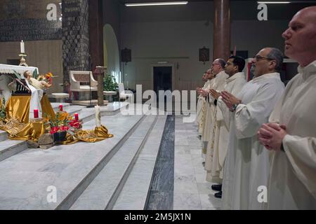 Italie, Rome, Vatican, 2022/12/29 . En apprenant les nouvelles de l'aggravation de l'état de santé du Pape émérite, la communauté de la paroisse de Santa Maria Consolatrice à Casal Bertone, dont en 1977 le Cardinal Joseph Ratzinger était nommé titulaire, Prendre possession du titre le 15 octobre de cette année a célébré une messe et la récitation du Rosaire sous la photo de Marie Consolatrice à laquelle le Pape Benoît est consacré, Rome . Photo par Alessia Giuliani/Catholic Press photos . LIMITÉ À UNE UTILISATION ÉDITORIALE - PAS DE MARKETING - PAS DE CAMPAGNES PUBLICITAIRES. Banque D'Images