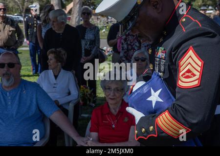 Gunnery Sgt., Serge Alphonse, site support Phoenix plie un drapeau américain en l'honneur du lieutenant-colonel David Althoff (retraité), à la vallée du Soleil Mortugue et cimetière, Chandler Arizona, 21 mars 2022. Althoff a servi de pilote pendant la guerre du Vietnam et a effectué plus de 1 000 missions de combat. Il a été récompensé pour avoir sauvé des centaines de Marines qui ont été grièvement blessés au combat et qui ont reçu trois étoiles d'argent, trois croix volantes distingueuses, une étoile de bronze, une médaille de service méritoire et 55 médailles de l'air. Banque D'Images