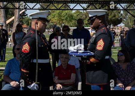 Les Marines de l'appui du site Phoenix se replient sur un drapeau américain en l'honneur du lieutenant-colonel David Althoff (à la retraite), à la Mortugue et cimetière de la Vallée du Soleil, Chandler Arizona, 21 mars 2022. Althoff a servi de pilote pendant la guerre du Vietnam et a effectué plus de 1 000 missions de combat. Il a été récompensé pour avoir sauvé des centaines de Marines qui ont été grièvement blessés au combat et qui ont reçu trois étoiles d'argent, trois croix volantes distingueuses, une étoile de bronze, une médaille de service méritoire et 55 médailles de l'air. Banque D'Images