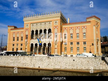 Bibliothèque nationale en journée ensoleillée à Sarajevo, Bosnie-Herzégovine. Banque D'Images