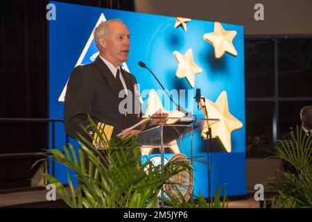 220320-N-OB471-1170 NORFOLK (Virginie) (20 mars 2022) le vice-SMA Kenneth Whitesell, commandant des Forces navales, parle au centenaire des États-Unis Cérémonie de reconnaissance des transporteurs aériens de la Marine, organisée par la Ligue navale des États-Unis Hampton Roads, 20 mars. La cérémonie a commémoré la mise en service du premier porte-avions de la Marine, USS Langley (CV 1), sur 20 mars 1922. Depuis 100 ans, les porte-avions ont été la principale plateforme de projection de puissance de la Marine et ont servi l’intérêt de la nation en temps de guerre et de paix. Avec une capacité inégalée de fournir des capacités de combat Banque D'Images