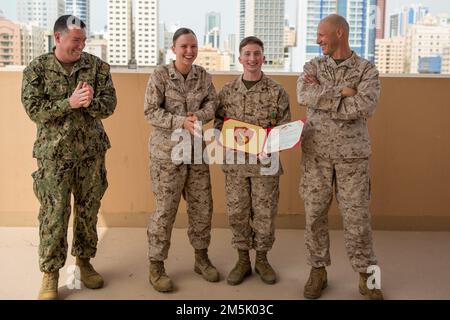 Bleu marine clair Sean Geary, juge-avocat de la Force opérationnelle 51/5th Brigade expéditionnaire maritime (TF 51/5) et Sgt. Ronni Clements, chef juridique, Cpl. Blake W. Roberts, commis juridique, Et le Maj. Christopher P. Whelan, avocat du juge d'état-major avec TF 51/5, pose pour une photo de groupe franche après une cérémonie de remise de prix à bord de l'activité de soutien naval de Bahreïn, 21 mars. Roberts a reçu la Médaille de la Marine et du corps des Marines pour avoir été choisi comme Marcour Marine de l'année. Banque D'Images