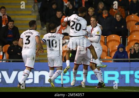 Sander Berge de Sheffield United (à droite) célèbre avec des coéquipiers après avoir marqué le premier but de leur côté lors du match du championnat Sky Bet à Bloomfield Road, Blackpool. Date de la photo: Jeudi 29 décembre 2022. Banque D'Images