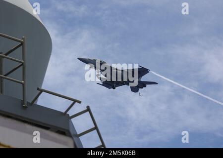 MER DES PHILIPPINES (21 mars 2022) un F/A-18F Super Hornet, affecté aux « Aces noires » du Strike Fighter Squadron (VFA) 41, survole le porte-avions USS Abraham Lincoln de la classe Nimitz (CVN 72). Abraham Lincoln Strike Group est en cours de déploiement prévu dans la zone d'exploitation de la flotte américaine 7th afin d'améliorer l'interopérabilité par le biais d'alliances et de partenariats tout en servant de force de réaction prête à l'emploi pour soutenir une région libre et ouverte d'Indo-Pacifique. Banque D'Images