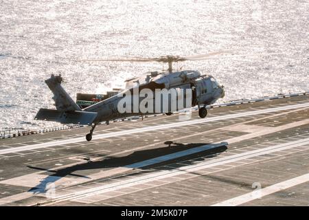 Un hélicoptère MH-60s Nighthawk attaché aux « Tridents » de l'Escadron de combat de la mer (HSC) 9, se prépare à atterrir sur le pont de vol de l'USS Gerald R. Ford (CVN 78), à 21 mars 2022. Ford est actuellement en cours dans l’océan Atlantique en train d’effectuer la certification de plate-forme de vol et les qualifications de transporteur d’ailes aériennes dans le cadre de la phase de base sur mesure du navire avant le déploiement opérationnel. Banque D'Images