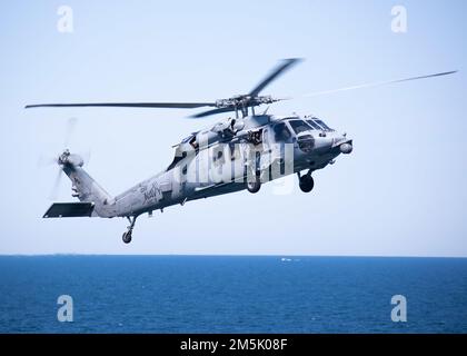 Un hélicoptère MH-60s Nighthawk, attaché aux « Tridents » de l'Escadron de combat en mer (HSC) 9, se prépare à atterrir sur le pont de vol de l'USS Gerald R. Ford (CVN 78), à 21 mars 2022. Ford est en cours dans l’océan Atlantique en menant la certification de plate-forme de vol et la qualification de transporteur aérien dans le cadre de la phase de base sur mesure du navire avant le déploiement opérationnel. Banque D'Images