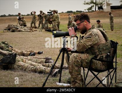 Trente-six concurrents américains et internationaux se sont inscrits et ont passé aujourd'hui à peaufiner et à critiquer les ajustements finaux pour les 51st Winston P. Wilson et les 31st Forces armées Skills at Arms Meeting - Small Arms Championships au Camp Robinson Cagulation Training Center, Little Rock, Ark., Mar. 21, 2022. Le Centre de formation de la Garde nationale organise ces événements, ils offrent aux membres du service l'occasion de perfectionner leurs compétences dans l'une des plus grandes compétitions de tir au but dans le monde. Banque D'Images