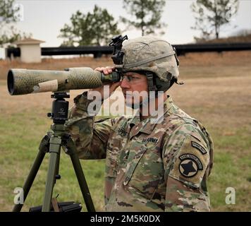 Trente-six concurrents américains et internationaux se sont inscrits et ont passé aujourd'hui à peaufiner et à critiquer les ajustements finaux pour les 51st Winston P. Wilson et les 31st Forces armées Skills at Arms Meeting - Small Arms Championships au Camp Robinson Cagulation Training Center, Little Rock, Ark., Mar. 21, 2022. Le Centre de formation de la Garde nationale organise ces événements, ils offrent aux membres du service l'occasion de perfectionner leurs compétences dans l'une des plus grandes compétitions de tir au but dans le monde. Banque D'Images