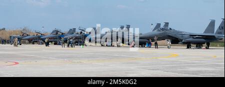 ANDRAVIDA AIR BASE, Grèce – plusieurs États-Unis Les aigles de la Force aérienne F-15E de l'aile Fighter 48th à la Royal Air Force Lakenheath, au Royaume-Uni, atterrissent à la base aérienne d'Andravida, en Grèce, au 21 mars 2022. Le 48 FW participera à INIOCHOS 22, un exercice de vol de grande force, mené par la force aérienne hellénique. Banque D'Images